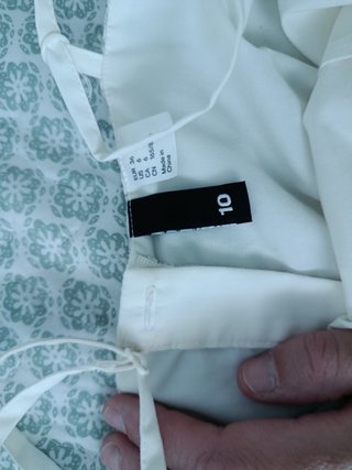 Vestido blanco veraniego con lunares