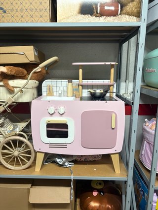 Cocinita de madera rosa