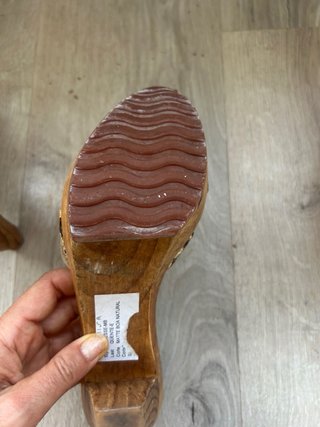 Zuecos UNISA madera y estampado leopardo. De piel