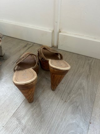 Zuecos UNISA madera y estampado leopardo. De piel