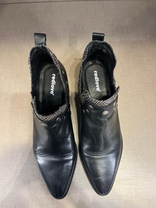 Botines negros piel tachuelas