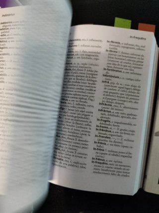 Diccionario bilingüe esencial: Latino-Español /...