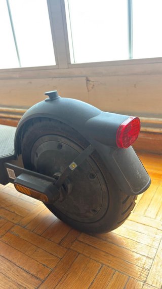 Patinete Xiaomi con casco
