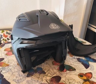 Casco de moto negro