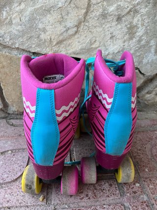 Pattini a rotelle rosa con lacci turchese