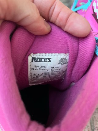 Pattini a rotelle rosa con lacci turchese