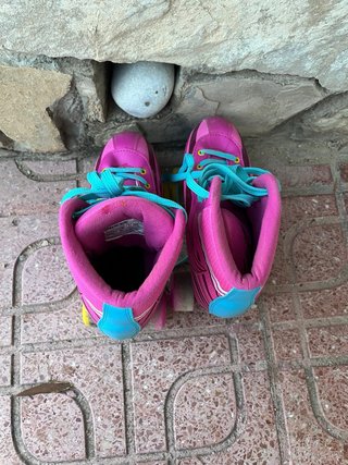 Pattini a rotelle rosa con lacci turchese