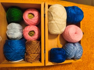 Pequeño baúl madera con hilos de tejer