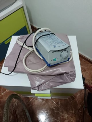 Silla de ruedas,, y baño portátil. Cama úlceras