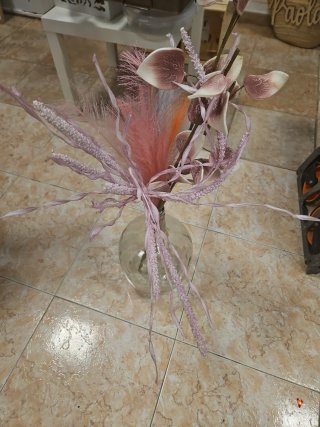 Jarrón de cristal con flores artificiales
