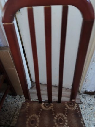 Silla de madera con asiento de tela