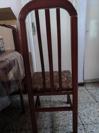 Silla de madera con asiento de tela