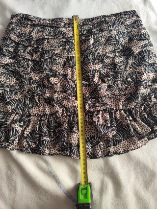 Falda estampada con volantes
