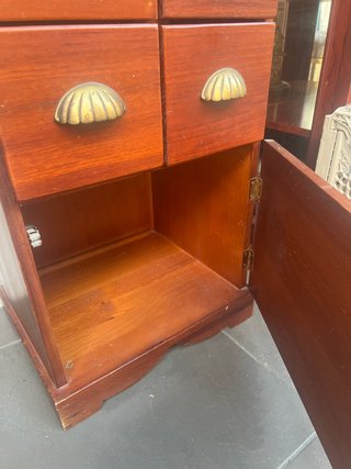 Mueble de madera con cajones