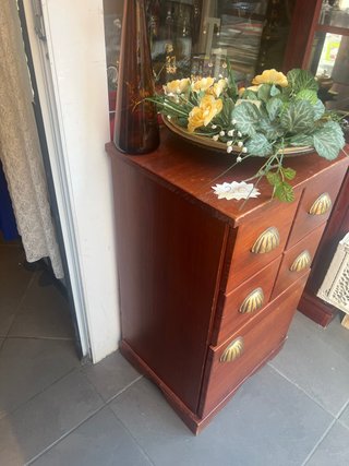 Mueble de madera con cajones