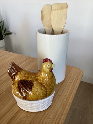 Jarrón y gallina de cerámica. Artesanía Santanyí.