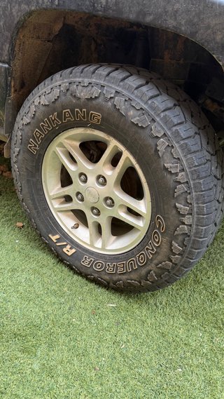 Juego de 4 llantas mas neunaticos Jeep WJ