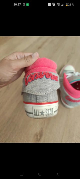 Converse grises y rosas