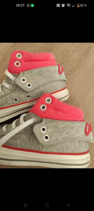 Converse grises y rosas