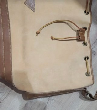 Bolso de piel artesanal beige y marrón