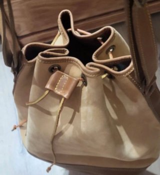 Bolso de piel artesanal beige y marrón