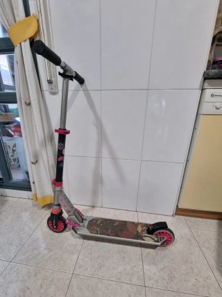 Patinete infantil rosa y plateado
