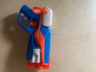 Pistola Nerf Azul y Naranja