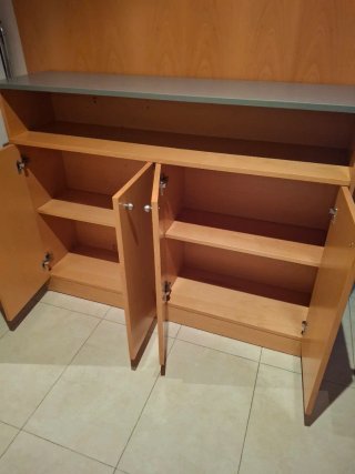 Mueble auxiliar madera doble puerta. Negociable.
