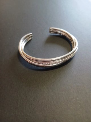 Brazalete rígido de plata
