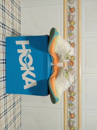 Zapatillas Hoka Naranja y Blanco