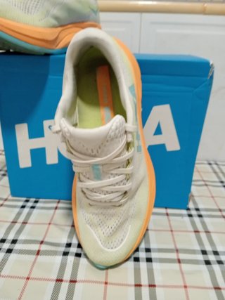 Zapatillas Hoka Naranja y Blanco