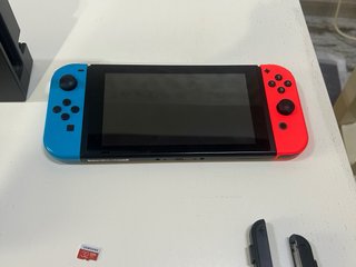 Nintendo Switch V2 + MicroSD 32GB