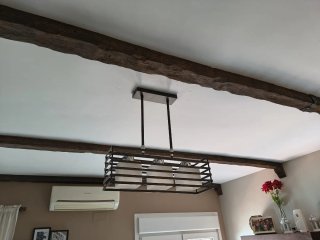 Lámpara de salón metálica marrón.