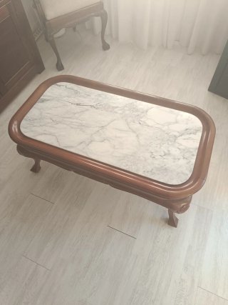 Mesa de centro de madera y mármol