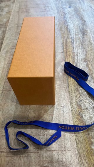 Caja Louis Vuitton con cinta