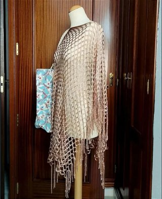 Vestido de red y bolsa de playa.