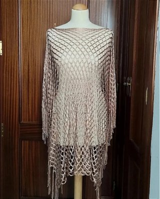Vestido de red y bolsa de playa.