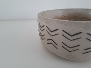 Jarrón de piedra beige con diseño