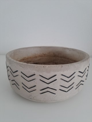 Jarrón de piedra beige con diseño