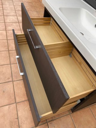 Mueble de baño con lavabo y cajones