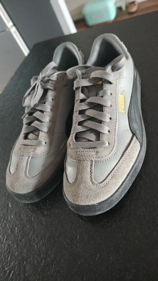 Zapatillas Puma grises y negras