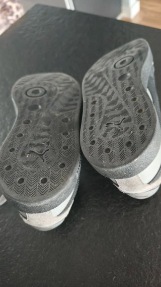 Zapatillas Puma grises y negras