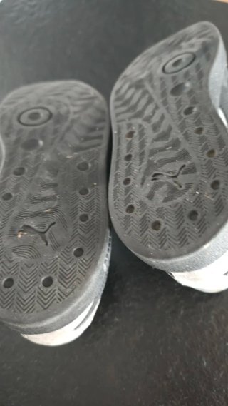 Zapatillas Puma grises y negras