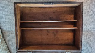 Antigua caja de madera decorada