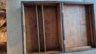 Antigua caja de madera decorada