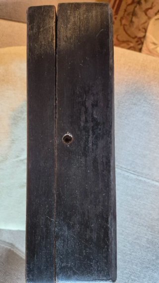 Antigua caja de madera decorada