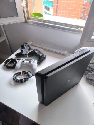 PS4 (PlayStation 4) + 3 mandos