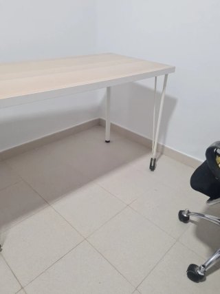 Mesa de escritorio con ruedas