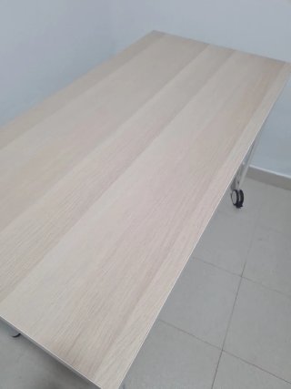 Mesa de escritorio con ruedas
