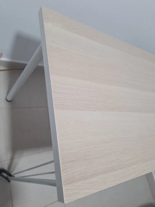 Mesa de escritorio con ruedas